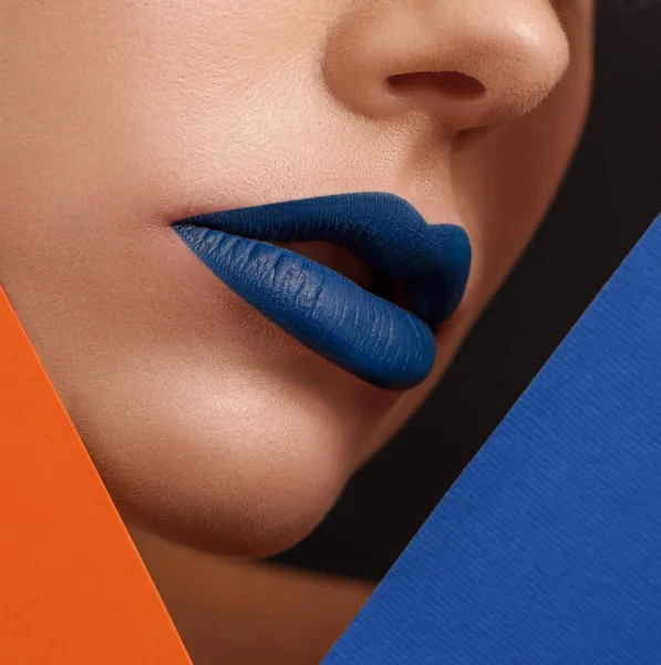 Close up de mulheres rosto com lábios cobertos com batom azul escuro . — Fotografia de Stock