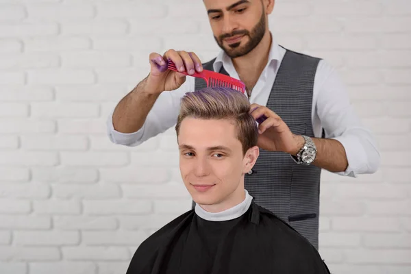 Friseur tut Haar violett gefärbt Toning für kleine Jungen. — Stockfoto