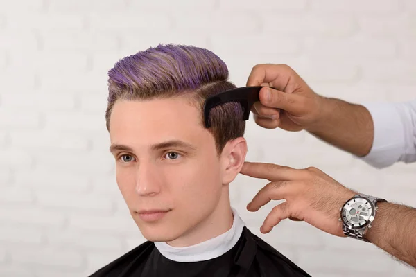 Mladík s laděných fialové vlasy profesionální kadeřnictví. — Stock fotografie