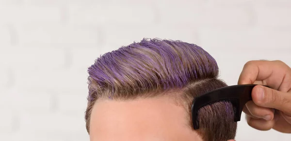 Cliente joven con cabello violeta tonificado por peluquero profesional . —  Fotos de Stock