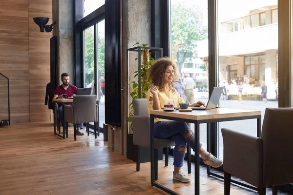 Widok z przodu przestrzeń restauracji z klientami siedzi w pobliżu panoramiczne okna. — Zdjęcie stockowe