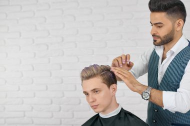 Lila saç boyama genç yakışıklı istemci için yapıyor Kuaför.