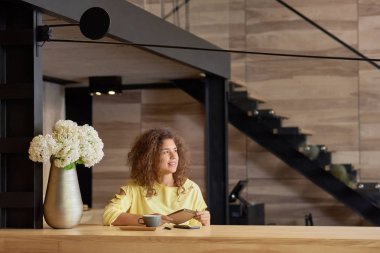 Blocknote ahşap masada oturan tutmak yüzüne, Siling kıvırcık kız.