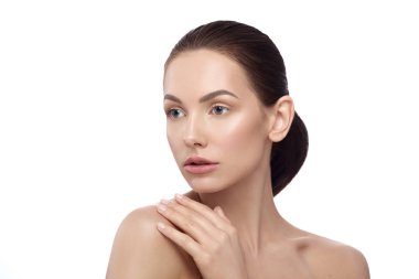 Onun omuz dokunmadan güzel kızın yüzüne.