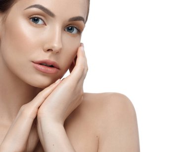 Frontview kadının yüzüne dokunmadan kameraya bakarak kırpılmış.