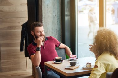 Kız arkadaşına çok güzel seyir, kahve içme, kek yeme genç çocuk.