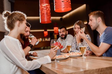 Pizza yiyip pizzacı içinde bira içmeyi arkadaşlar.