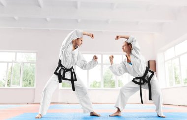 Karate dövüş sanatları okulu eğitiminde, mücadele iki sportif kadın.