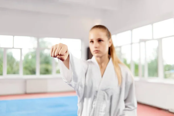 Fechar de punho mulher jogando soco contra grande janela na classe luta . — Fotografia de Stock