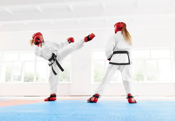 Junge Kämpferin Speziellen Roten Schutzhandschuhen Und Helm Mit Schuhen Für — Stockfoto