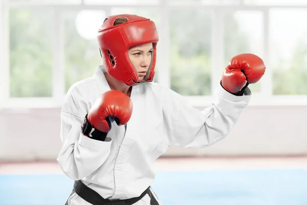 Combate femenino realizando patada mejorando la técnica de lucha . — Foto de Stock