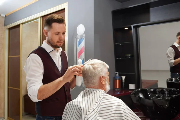 Профессиональный парикмахер уход мужчин волосы в парикмахерской . — стоковое фото