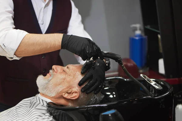 Tête de lavage de barbier méconnaissable du vieil homme dans le lavage basing — Photo