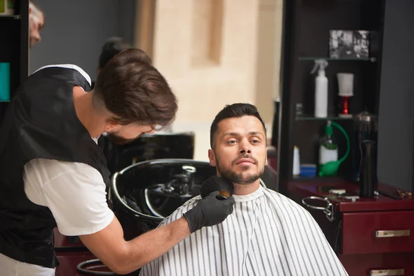 Мужчина парикмахер уход клиентов бороду с кистью . — стоковое фото