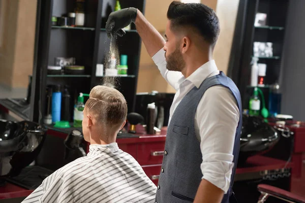 Maître en barbier client poudrer pour une coiffure parfaite . — Photo