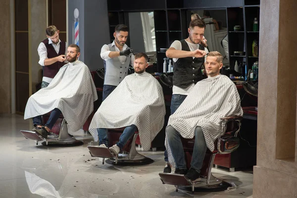 Barbiers toilettage et coiffure des coupes de cheveux des clients dans le salon de coiffure . — Photo