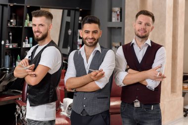 Beyaz gömlek giymiş berber ile poz gösterilen geçti eller.