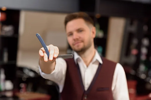 Close up of barbers hand holding razor. — Stock Photo, Image