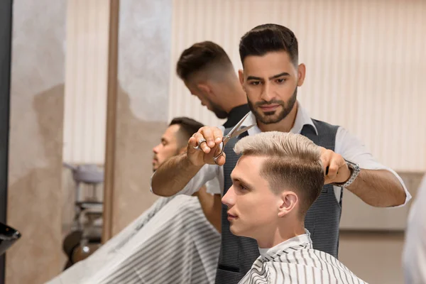 Barber επικεντρώνεται ξύρισμα επανδρώνει γενειάδα χρησιμοποιώντας απότομη ξυράφι. — Φωτογραφία Αρχείου