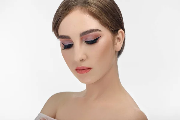 Frau mit professionellem Make-up mit geschlossenen Augen auf weißem Hintergrund. — Stockfoto