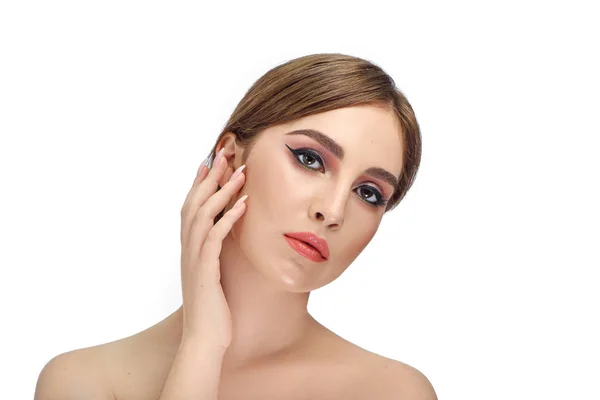 Verführerisches Mädchen mit professionellem Make-up, das ihr Gesicht mit den Fingern berührt. — Stockfoto