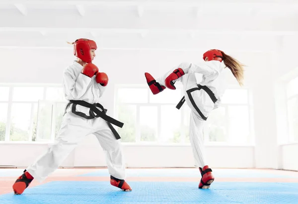 Две женщины-бойца практикуют каратэ удар и удар . — стоковое фото