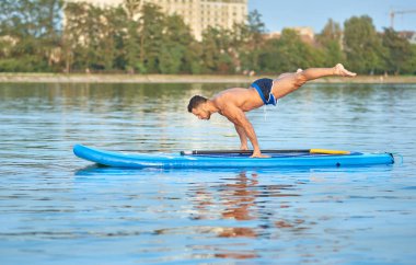 Pratik yoga, denge vücut ağırlığı smimming raket kurulu yapıyor adam.