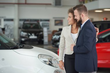 Araba ortasında duran ve seçme çift birlikte otomatik.