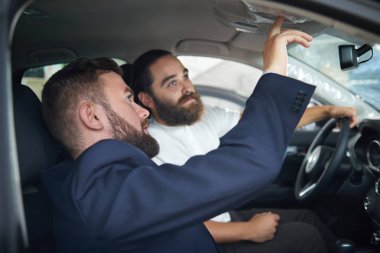 Müşteriyle yapılan araba oturan ve göstermek tafsilât Yöneticisi.