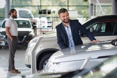 Araba canter ayakta ve otomobil seçimi müşteriler.