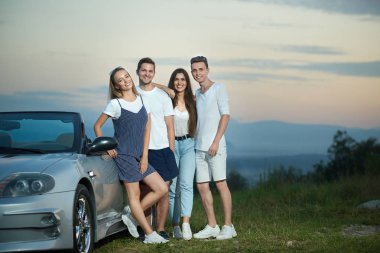 Mutlu arkadaş gümüş cabriolet poz.