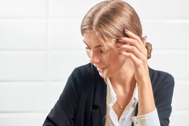 Zarif Bayan ofis takım manikür salonu yordamda sonra memnun. 