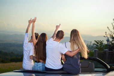 Çiftler, Cabriolet oturup el ele tutuşarak ve inanılmaz hayran görüntülemek.
