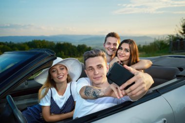Cabriolet otururken selfie yapım şirketi.