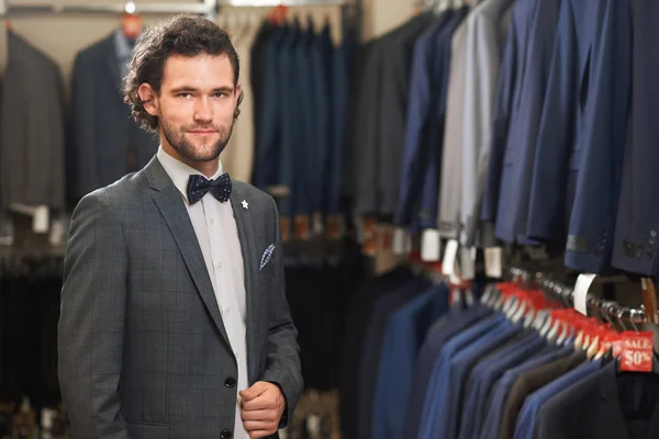 Retrato de homem elegante em traje cinza com laço . — Fotografia de Stock