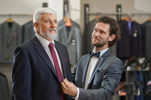 Close up de dois homens elegantes que vêm para boutique em compras . — Fotografia de Stock