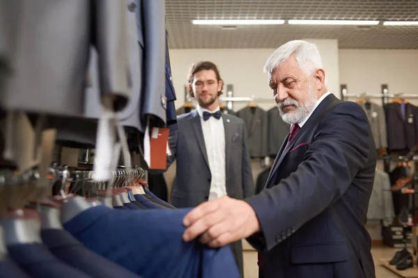 Dois homens atraentes comprando trajes de moda na loja masculina . — Fotografia de Stock