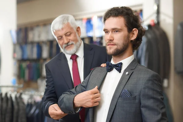 Dois homens elegantes que vêm a boutique de moda em compras . — Fotografia de Stock