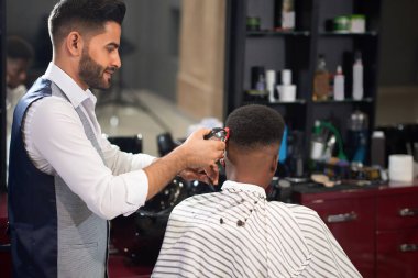 Kuaför kırpma saç erkek kuaför salonu içinde kesme makinesi ile