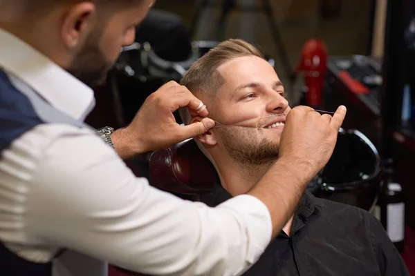 Erkek kuaför salonu sakallı threading prosedürü sırasında — Stok fotoğraf