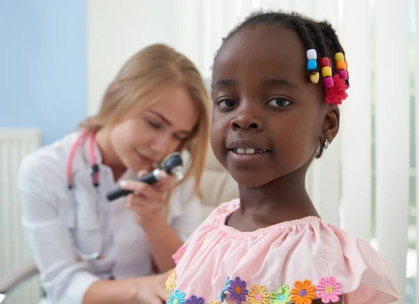 Retrato de niña afro agradable viniendo a revisión del médico . — Foto de Stock