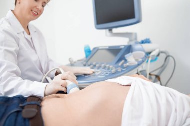 Doktor ultrason teşhis için erkek hasta yapıyor.