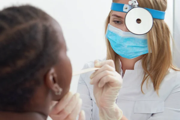 Afrikalı kız Boğazı inceleyerek kadın doktor yakın çekim. — Stok fotoğraf