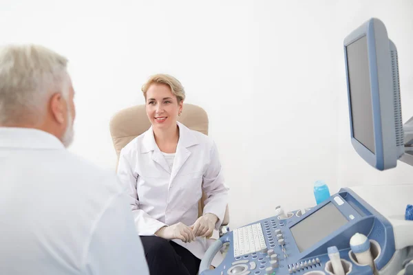 Consultation avec un médecin dans un cabinet médical équipé . — Photo