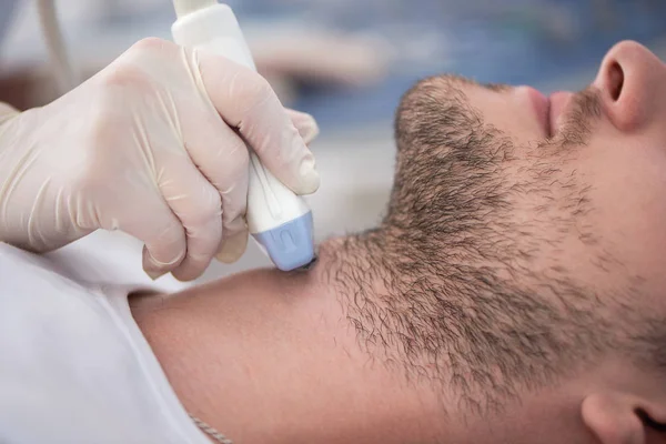 Skörd av manlig patient på ultraljud diagnostik. — Stockfoto