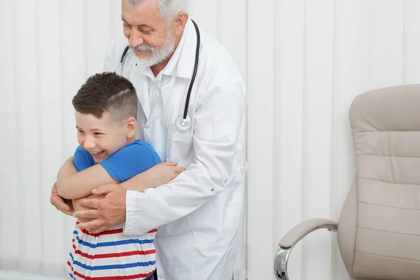 Niño en consulta con el médico en la clínica . —  Fotos de Stock