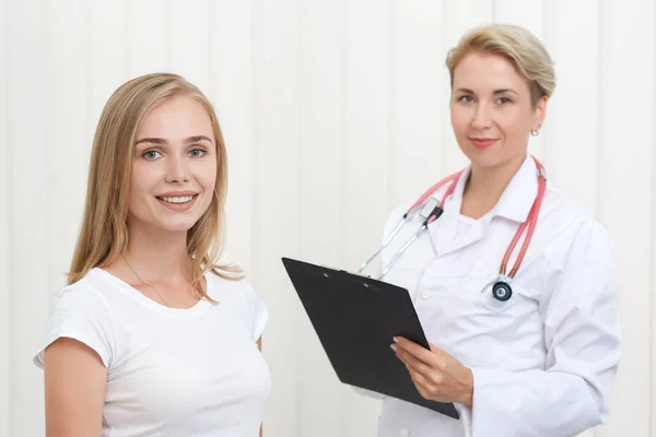 Mujer feliz paciente de pie cerca de su médico . — Foto de Stock