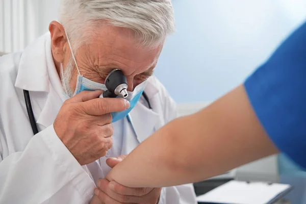 Medico diagnosticare la malattia della pelle sulla mano dei pazienti . — Foto Stock