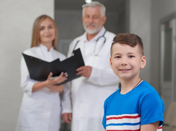 Ragazzo felice sorridente dopo aver consultato i medici . — Foto Stock