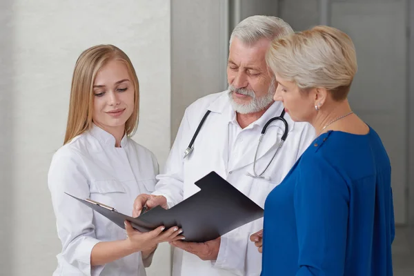 Consultation de deux médecins et d'une femme à l'hôpital . — Photo